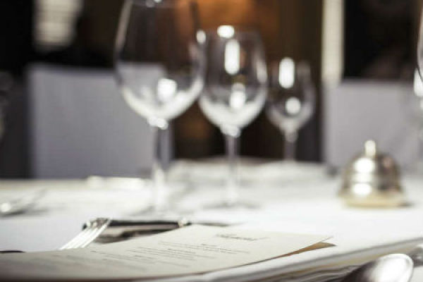 Como usar os talheres na mesa