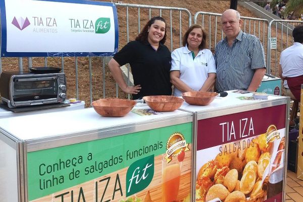 O associado TIA IZA, servindo no Festival Internacional I Love Jazz